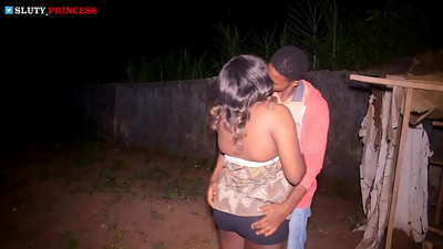 Romancë rruge dhe seks i nxehtë me një vajzë topolake nga klubi